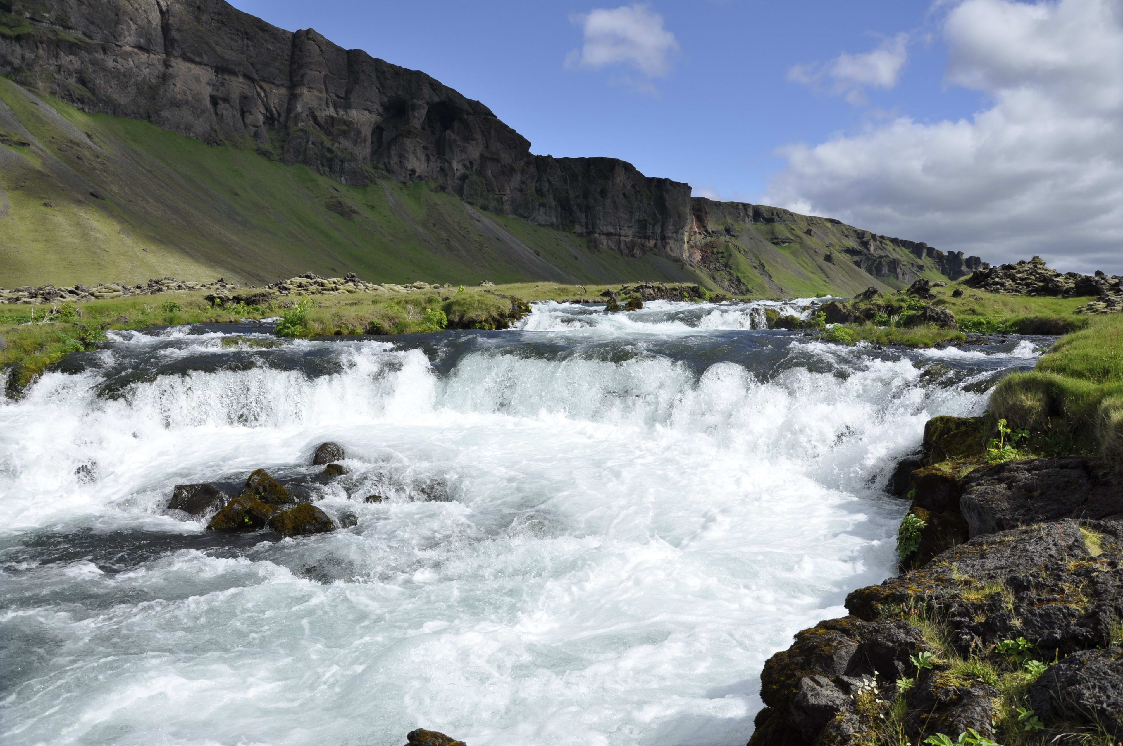 Fossalar Waterfall flowing